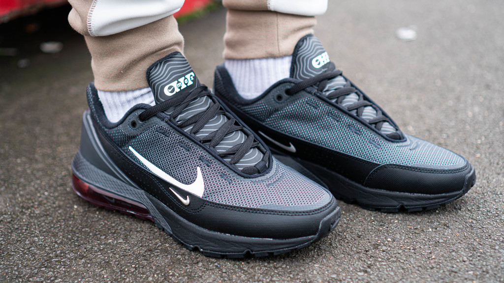 Nike air max plus black on feet sales